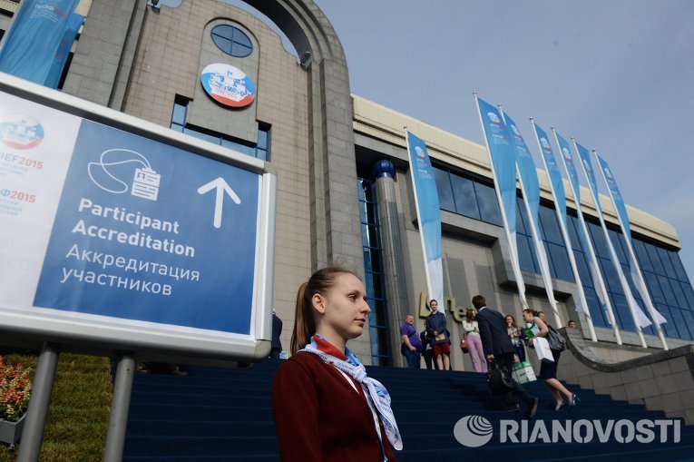 Волонтер у указателя к пункту аккредитации участников Петербургского международный экономического форума 2015 Волонтер у указателя к пункту аккредитации участников Петербургского международный экономического форума 2015