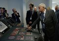 Губернатор Санкт-Петербурга Георгий Полтавченко осматривает стенды с инвестиционными проектами на Петербургском международном экономическом форуме 2015 Губернатор Санкт-Петербурга Георгий Полтавченко осматривает стенды с инвестиционными проектами на Петербургском международном экономическом форуме 2015