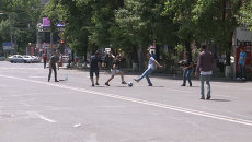 Протестующие в центре Еревана играли в футбол на проезжей части Протестующие в центре Еревана играли в футбол на проезжей части