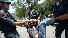 Полиция задерживает участника акции протеста против повышения тарифов на электроэнергию в Ереване Полиция задерживает участника акции протеста против повышения тарифов на электроэнергию в Ереване