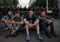 Активисты Правого сектора возле здания администрации президента в Киеве, Украина Активисты Правого сектора возле здания администрации президента в Киеве, Украина