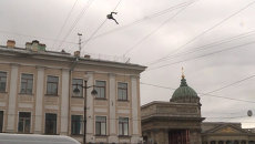 Экстремал без страховки перебрался по проводам над проспектом в Петербурге Экстремал без страховки перебрался по проводам над проспектом в Петербурге