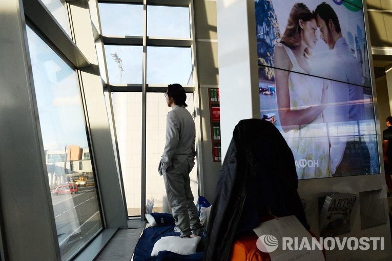 В аэропорту Шереметьево второй месяц живет японский журналист Тэтсуя Або В аэропорту Шереметьево второй месяц живет японский журналист Тэтсуя Або