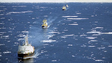 Караван судов на трассе Северного морского пути. Архивное фото Караван судов на трассе Северного морского пути. Архивное фото