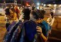 Женщины обнимают друг друга во время протестов в Фергюсоне, США Женщины обнимают друг друга во время протестов в Фергюсоне, США