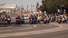 Тысячи байкеров промчались по Петербургу во время мотопарада Harley Days Тысячи байкеров промчались по Петербургу во время мотопарада Harley Days