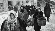 Жители блокадного Ленинграда выходят из бомбоубежища Жители блокадного Ленинграда выходят из бомбоубежища