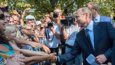 Президент России Владимир Путин общается с отдыхающими и местными жителями во время посещения мемориального комплекса Малахов курган в Севастополе Президент России Владимир Путин общается с отдыхающими и местными жителями во время посещения мемориального комплекса Малахов курган в Севастополе