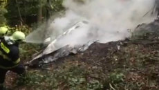 Пожарные тушили догоравшие обломки столкнувшихся самолетов L-410 в Словакии Пожарные тушили догоравшие обломки столкнувшихся самолетов L-410 в Словакии