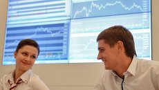 Сотрудники в офисе группы Московская Биржа ММВБ-РТС. Архивное фото Сотрудники в офисе группы Московская Биржа ММВБ-РТС. Архивное фото