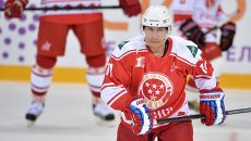 Владимир Путин во время хоккейного матча с воспитанниками образовательного центра Сириус в Сочи Владимир Путин во время хоккейного матча с воспитанниками образовательного центра Сириус в Сочи