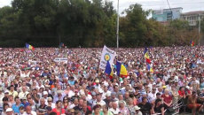 Тысячи кишиневцев с флагами митинговали за отставку правительства Молдавии Тысячи кишиневцев с флагами митинговали за отставку правительства Молдавии