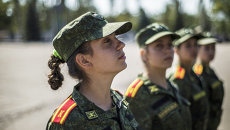 Военнослужащие на церемонии прибивания Боевого знамени училища к древку в Донецком высшем общевойсковом командном училище Военнослужащие на церемонии прибивания Боевого знамени училища к древку в Донецком высшем общевойсковом командном училище