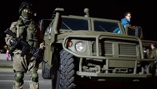 Военнослужащий у ГАЗ 2330 Тигр. Архивное фото Военнослужащий у ГАЗ 2330 Тигр. Архивное фото