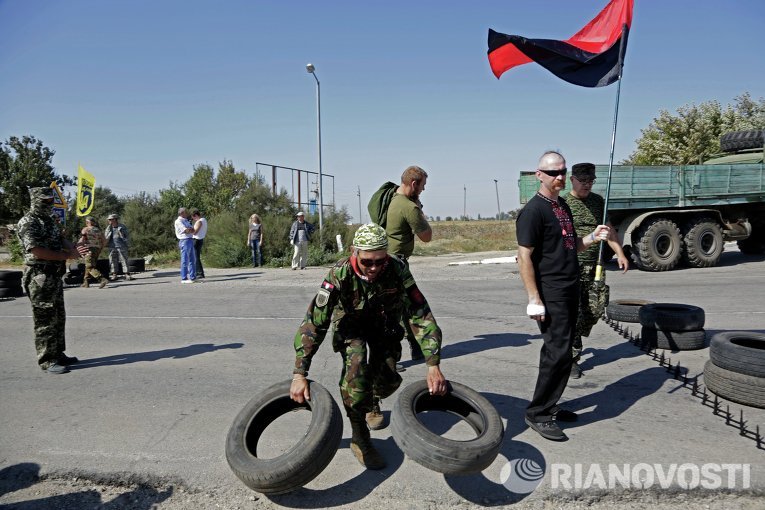 Активисты заблокировали автотрассу у поселка Чонгар на границе Украины и Крыма Активисты заблокировали автотрассу у поселка Чонгар на границе Украины и Крыма