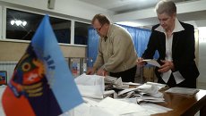 Подсчет голосов на одном из избирательных участков на выборах в ЛНР Подсчет голосов на одном из избирательных участков на выборах в ЛНР