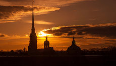 Петропавловская крепость и собор Петра и Павла. Архивное фото Петропавловская крепость и собор Петра и Павла. Архивное фото