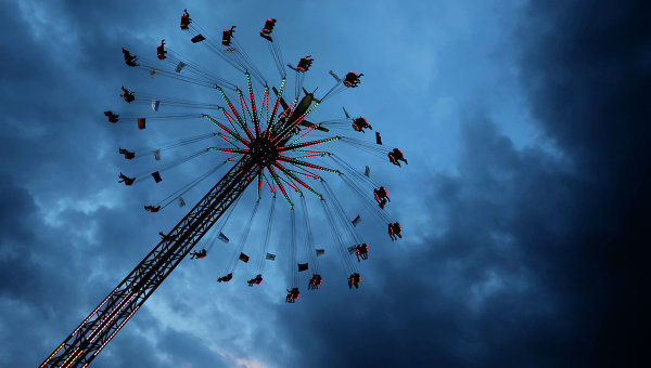 Карусель. Архивное фото Карусель. Архивное фото