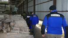 Представители ОБСЕ у танков, отведенных от линии соприкосновения. Архивное фото Представители ОБСЕ у танков, отведенных от линии соприкосновения. Архивное фото