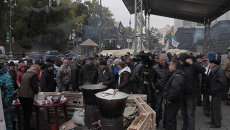 Украинцы толпились вокруг полевой кухни на тарифном Майдане в Киеве Украинцы толпились вокруг полевой кухни на тарифном Майдане в Киеве