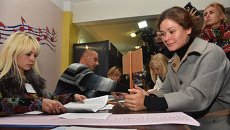 Мария Гайдар на избирательном участке в Киеве во время выборов в органы местного самоуправления. Мария Гайдар на избирательном участке в Киеве во время выборов в органы местного самоуправления.