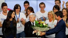 Члены партии экс-премьера Польши Ярослава Качиньского Право и справедливость после объявления результатов экзит-полла в Варшаве Члены партии экс-премьера Польши Ярослава Качиньского Право и справедливость после объявления результатов экзит-полла в Варшаве