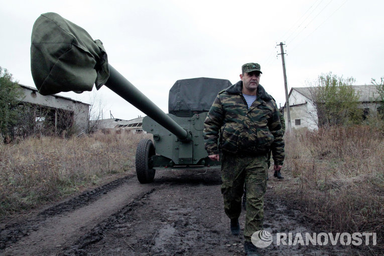 Военнослужащий у военной техники, отведенной от линии соприкосновения ДНР, на специально подготовленной площадке в Донецкой области Военнослужащий у военной техники, отведенной от линии соприкосновения ДНР, на специально подготовленной площадке в Донецкой области