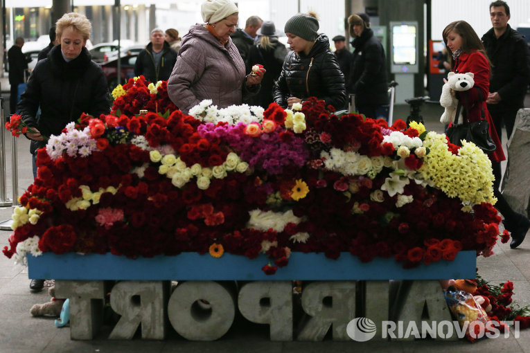 Местные жители возлагают цветы у входа в Аэропорт Пулково в память о жертвах авиакатастрофы российского авиалайнера в Египте Местные жители возлагают цветы у входа в Аэропорт Пулково в память о жертвах авиакатастрофы российского авиалайнера в Египте