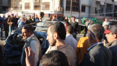 Жители Латакии кранами убирали сгоревшие после ракетного удара машины Жители Латакии кранами убирали сгоревшие после ракетного удара машины