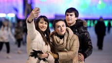 Посетители в парке Сокольники. Архивное фото Посетители в парке Сокольники. Архивное фото