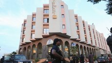 Полиция у отеля Radisson в Бамако (Мали), где были захвачены заложники, 21 ноября 2015 Полиция у отеля Radisson в Бамако (Мали), где были захвачены заложники, 21 ноября 2015