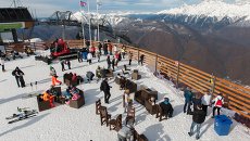 Отдыхающие на горнолыжном курорте Горки Город в Красной Поляне Отдыхающие на горнолыжном курорте Горки Город в Красной Поляне