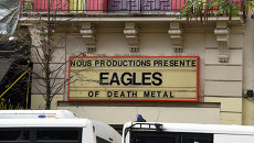 Вывеска с анонсом концерта группы Eagles of Death Metal у клуба Батаклан в Париже. Архивное фото Вывеска с анонсом концерта группы Eagles of Death Metal у клуба Батаклан в Париже. Архивное фото