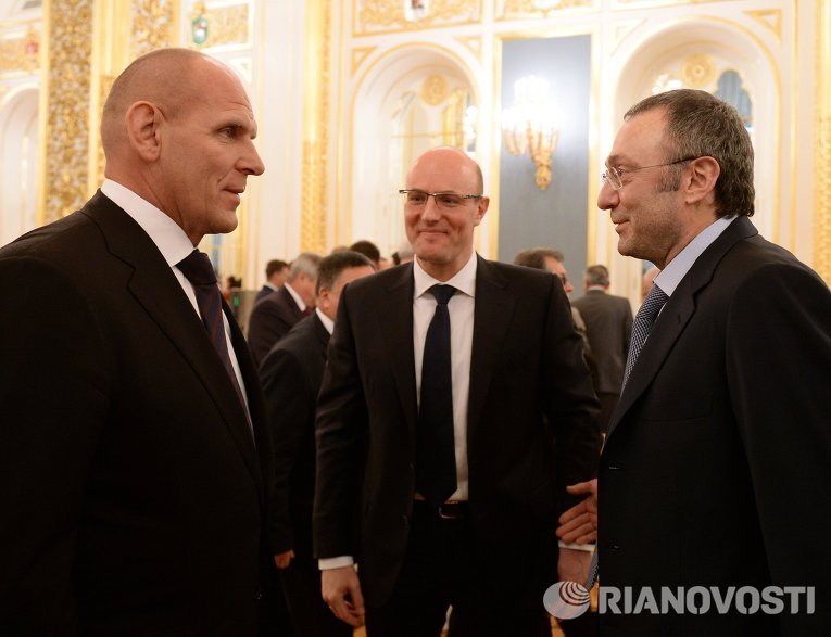 Александр Карелин, Дмитрий Чернышенко и Сулейман Керимов перед началом оглашения ежегодного послания президента Российской Федерации Федеральному Собранию Александр Карелин, Дмитрий Чернышенко и Сулейман Керимов перед началом оглашения ежегодного послания президента Российской Федерации Федеральному Собранию