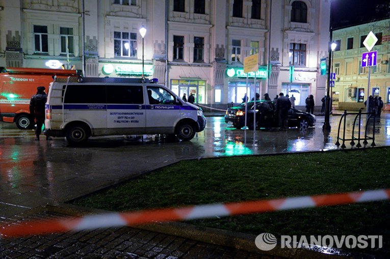 Автомобиль экспертно-криминалистической службы неподалеку от остановки общественного транспорта на улице Покровка в Москве, где произошел взрыв неизвестного взрывного устройства Автомобиль экспертно-криминалистической службы неподалеку от остановки общественного транспорта на улице Покровка в Москве, где произошел взрыв неизвестного взрывного устройства