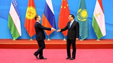 Председатель правительства РФ Дмитрий Медведев и премьер Государственного совета КНР Ли Кэцян перед началом совета глав правительств стран ШОС Председатель правительства РФ Дмитрий Медведев и премьер Государственного совета КНР Ли Кэцян перед началом совета глав правительств стран ШОС