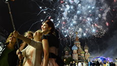 Выпускники школ во время праздничного вечера. Архивное фото Выпускники школ во время праздничного вечера. Архивное фото