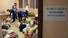 Волонтеры работают на пункте сбора гуманитарной помощи для жителей, пострадавших в результате взрыва бытового газа в многоэтажном доме по улице Космонавтов, в школе №33 города Волгограда Волонтеры работают на пункте сбора гуманитарной помощи для жителей, пострадавших в результате взрыва бытового газа в многоэтажном доме по улице Космонавтов, в школе №33 города Волгограда