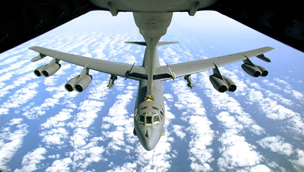 Американский стратегический бомбардировщик B-52. Архивное фото Американский стратегический бомбардировщик B-52. Архивное фото