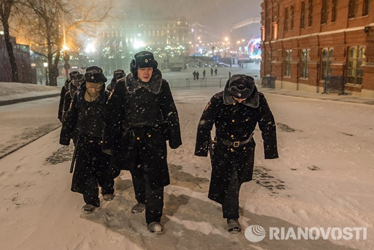 Курсанты во время снегопада в Кремлёвском проезде в Москве Курсанты во время снегопада в Кремлёвском проезде в Москве