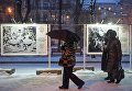 Прохожие во время снегопада на Тверском бульваре в Москве Прохожие во время снегопада на Тверском бульваре в Москве