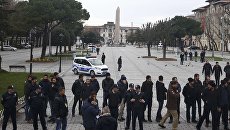 Турецкая полиция на площади Султанахмет в Стамбуле. Архивное фото Турецкая полиция на площади Султанахмет в Стамбуле. Архивное фото
