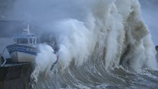 Волны во время шторма в рыбацкой гавани во Франции Волны во время шторма в рыбацкой гавани во Франции