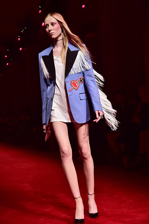 Модель представляет коллекцию модного дома Gucci на Неделе моды в Милане Модель представляет коллекцию модного дома Gucci на Неделе моды в Милане