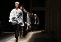 Модели представляют коллекцию Prada на неделе моды в Милане Модели представляют коллекцию Prada на неделе моды в Милане
