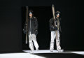 Модели представляют коллекцию Emporio Armani на неделе моды в Милане Модели представляют коллекцию Emporio Armani на неделе моды в Милане