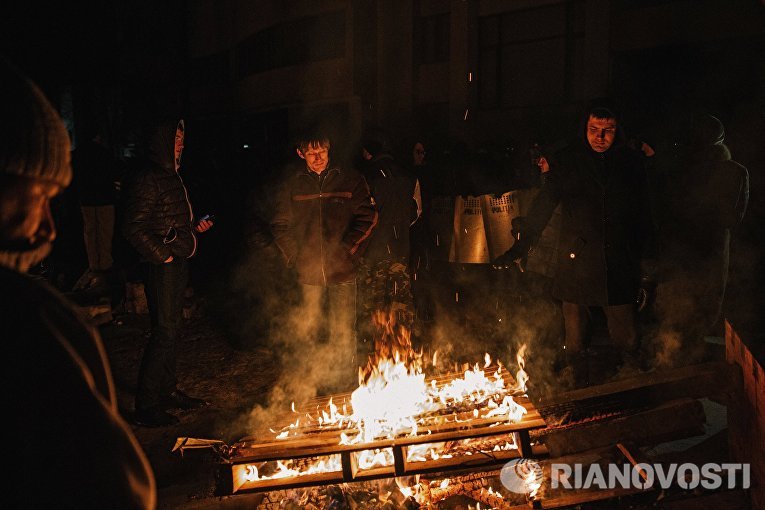 Участники протестных выступлений греются у костра в Кишиневе Участники протестных выступлений греются у костра в Кишиневе