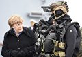 Канцлер Германии Ангела Меркель во время визита в военно-морскую базу командования в Киль, Германия Канцлер Германии Ангела Меркель во время визита в военно-морскую базу командования в Киль, Германия