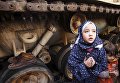 Девушка молится около танка на площади Тахрир в Каире. 18 февраля 2011 года Девушка молится около танка на площади Тахрир в Каире. 18 февраля 2011 года
