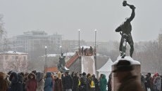 Очередь на выставку Валентин Серов. К 150-летию со дня рождения в Государственной Третьяковской галерее на Крымском Валу в Москве. Архивное фото Очередь на выставку Валентин Серов. К 150-летию со дня рождения в Государственной Третьяковской галерее на Крымском Валу в Москве. Архивное фото